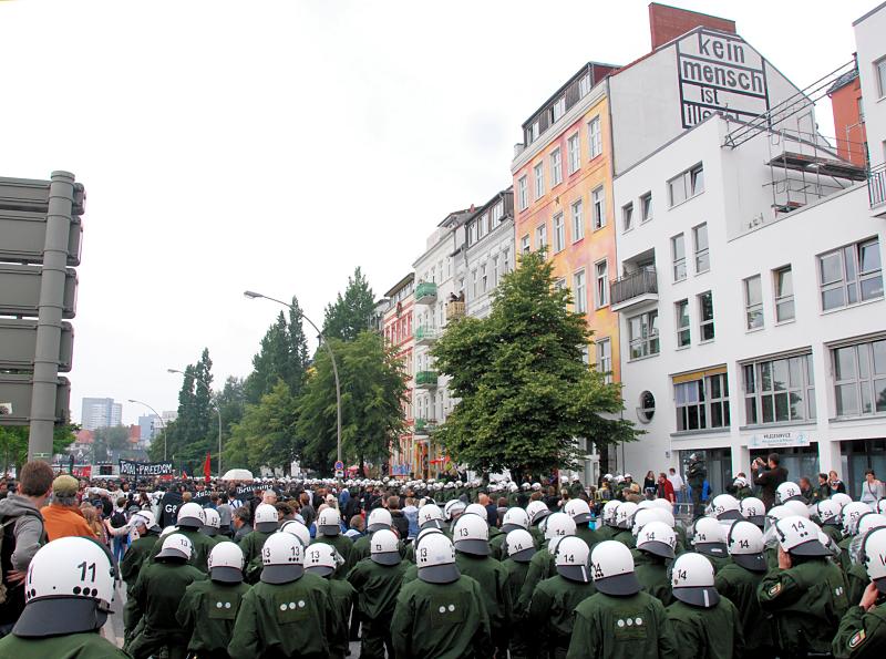 1344_5667 Eine Demonstration geht durch die Hafenstrasse - Polizisten mit Helmen sperren die Strasse | St. Pauli Hafenstrasse - Bilder aus Hamburg Sankt Pauli.